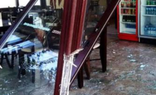 Kamyonetle 5 araca çarpıp restorana daldı!
