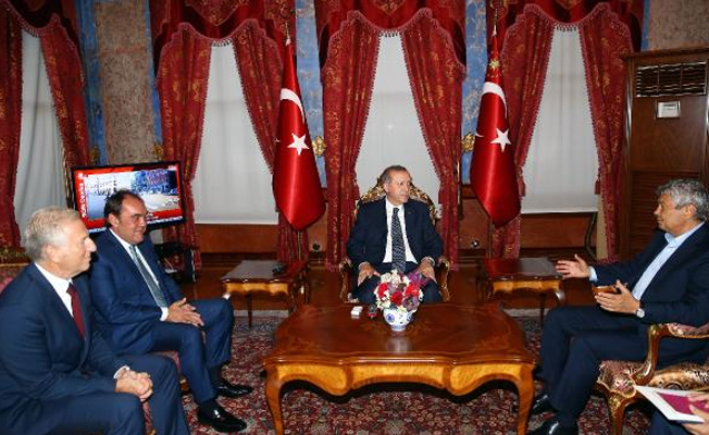 Erdoğan, TFF Başkanı Demirören ile Lucescu'yu kabul etti