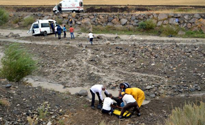 Ağrı'da minibüs dereye uçtu: Baba öldü, oğlu yaralı