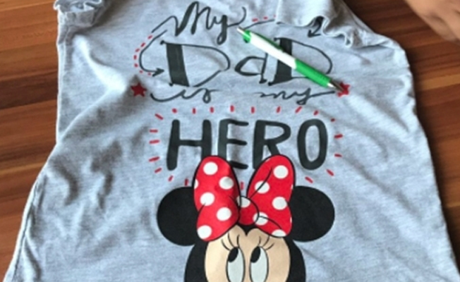 'My Dad My Hero' yazılı tişört giyen küçük çocuk annesiyle birlikte gözaltına alındı!