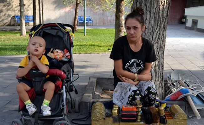 Ayakkabı boyayarak geçimini sağlıyor