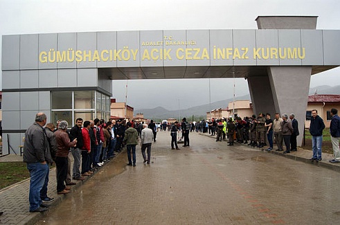 Amasya'da cezaevinin çatısı uçtu!