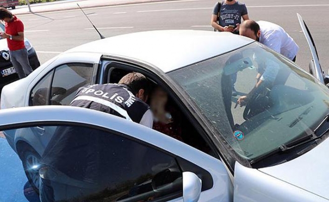 Otomobilin içinde bulunan kadın cesedi panik yarattı