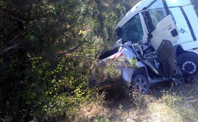 Tanker ile otomobil kafa kafaya çarpıştı: 1 ölü, 1 yaralı!
