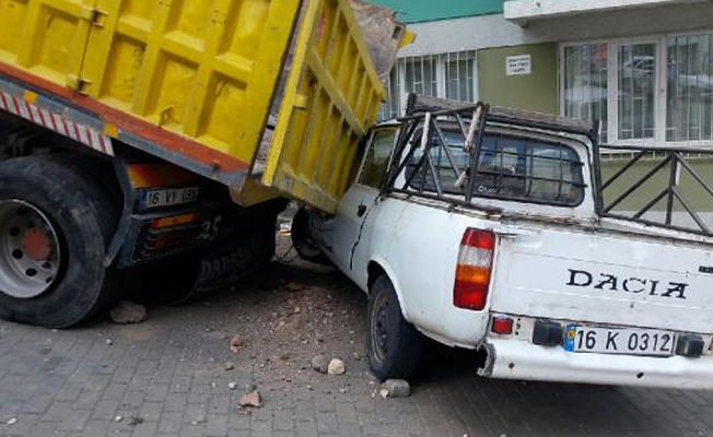 Freni boşalan kamyon istinat duvarını yıkarak kamyonete çarptı!