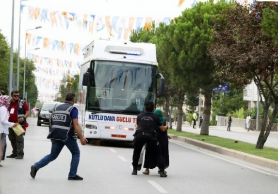 Cumhurbaşkanıyla konuşmak istedi: Kendini yanlış otobüsün önüne attı!