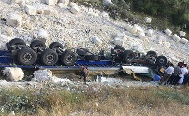 Tır yol kenarındaki aileyi biçti: 3 ölü 3 yaralı!