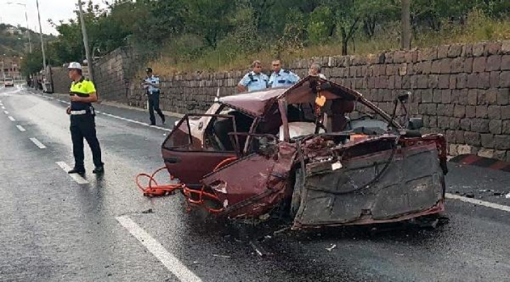 Otomobil istinat duvarına çarptı: Ölü ve yaralılar var!