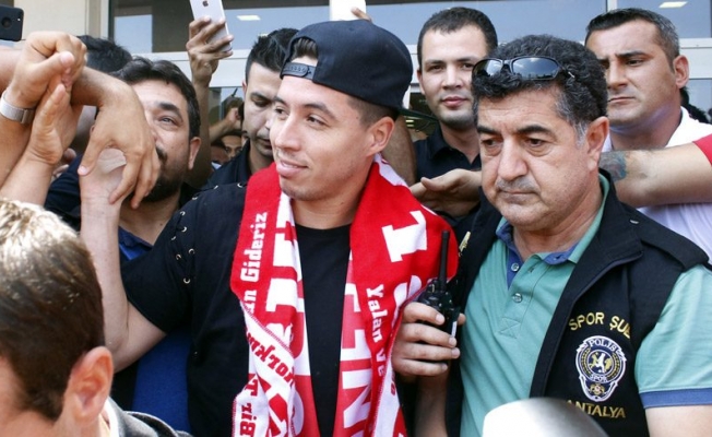 Sevilla oyuncusu Türkiye'de! Havalimanında izdiham