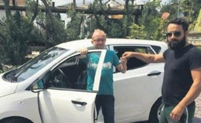 Köpeği için arabasından vazgeçti!