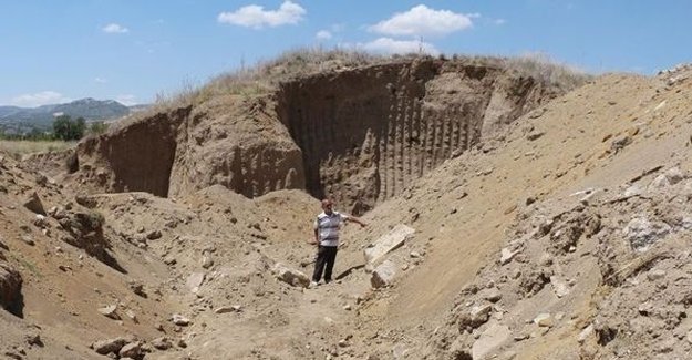 1800 yıllık höyüğü kepçeyle kaçak kazı yaparken tahrip ettiler!