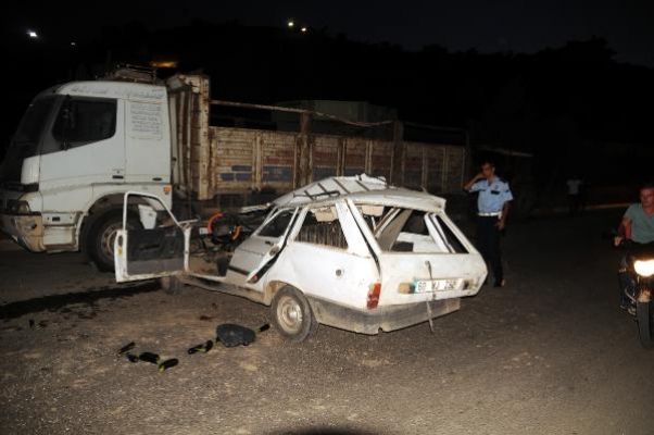 Otomobil, park halindeki kamyona çarptı: 4 yaralı