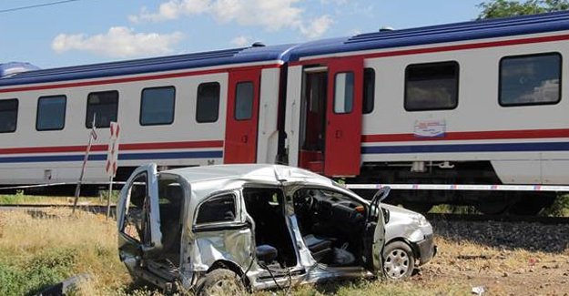 Taziyeden dönerken tren çarptı: 3 ölü