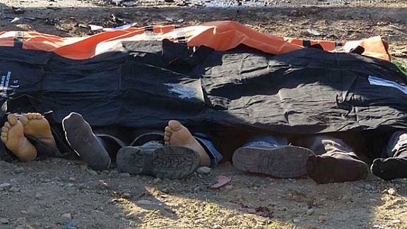 Riva'da iki otomobil çarpıştı: 4 ölü