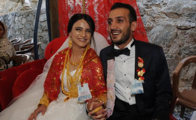 Gelin takılan altınları taşıyamadı