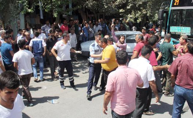 Yol verme kavgasını polis havaya ateş açarak önledi
