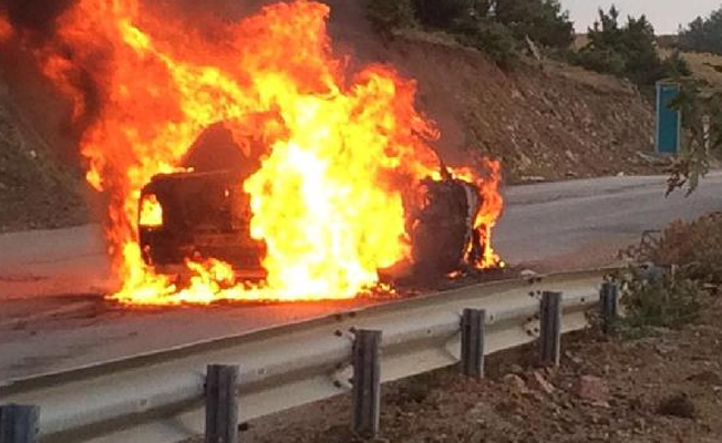 Bursa'da seyir halindeki araç alev alev yandı