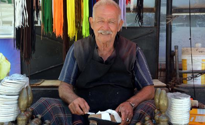 64 yıldır boya sandığıyla yıllara meydan okuyor
