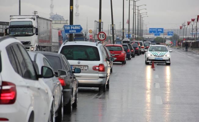 Gurbetçiler Kurban Bayramı için Kapıkule'de kuyrukta!