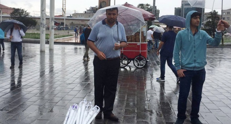 İstanbul'daki yoğun yağış sebebiyle şemsiyeciler bayram etti!