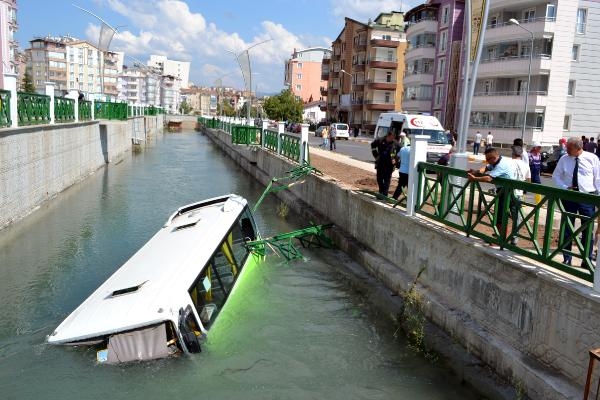 Halk otobüsü kanala uçtu: Yaralılar var
