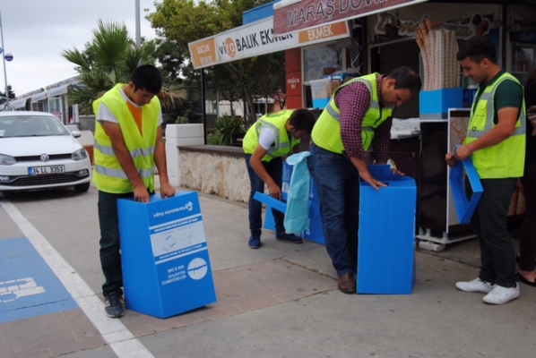 Büyükçekmece’de işyerlerine geri dönüşüm kutuları yerleştiriliyor