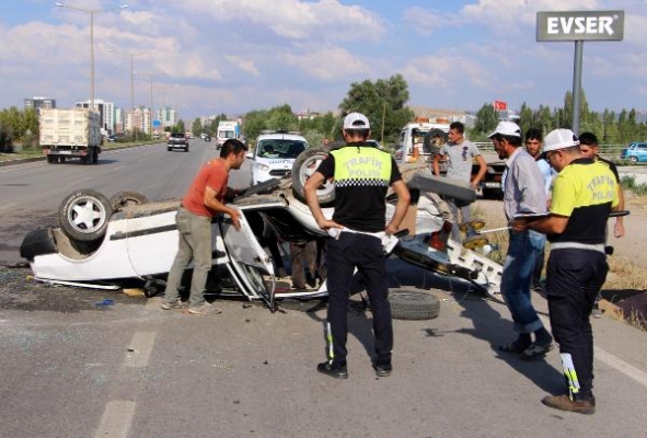 Takla atan otomobil karşı yönden gelen araca çarptı!
