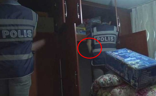 Polis ev baskınında cebine altın ve para atarken görüntülendi