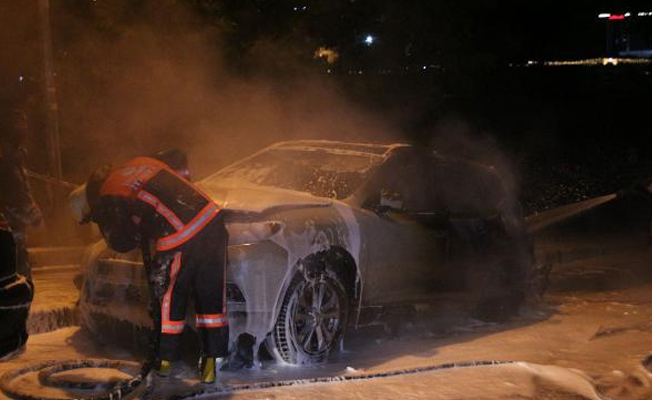 Kağıthane'de park halindeki araç alev alev yandı