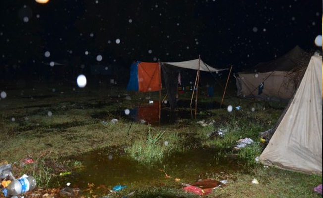 Mevsimlik işçilerin çilesi bitmiyor: Çadırları su bastı, eşyaları sular altında kaldı