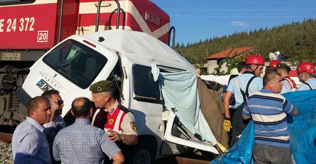 Katliam gibi kaza: Tren otomobili biçti