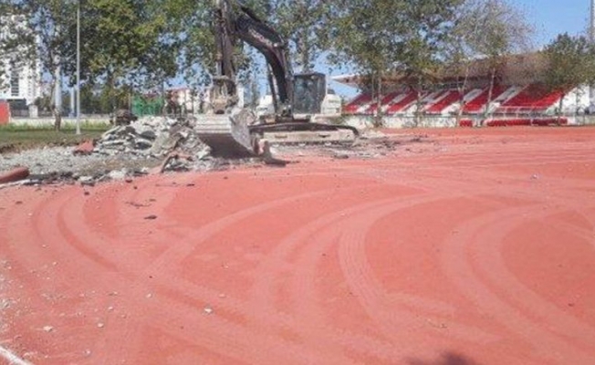 Bir milyon harcanan atletizm pisti 1,5 ayda enkaz oldu!