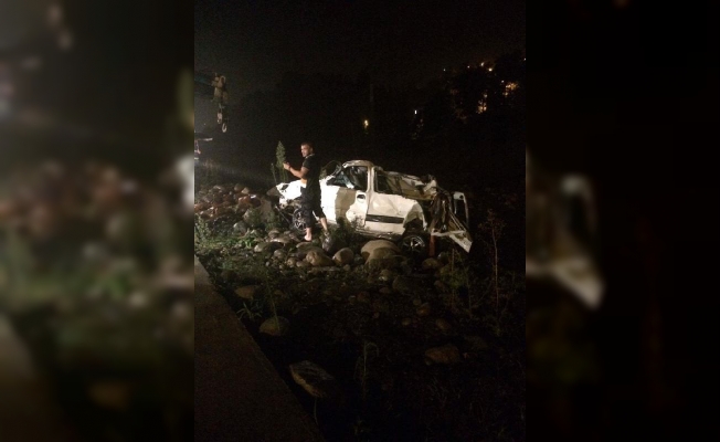 Genç sürücü otomobili dereye uçurdu:2 ölü, 3 yaralı