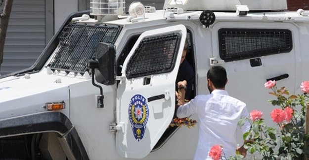 Hakkari'de HDP'liler polisle bayramlaştı