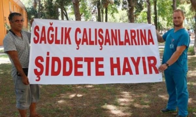 Hasta yakınına ibretlik ceza: Şiddete hayır pankartıyla hastaneye geldi
