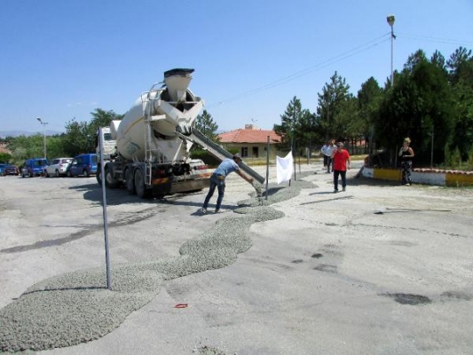 Belediyeden istediği parayı alamayınca yola beton döktü!