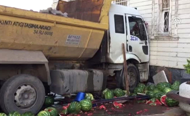 Hafriyat kamyonu yalıya daldı!