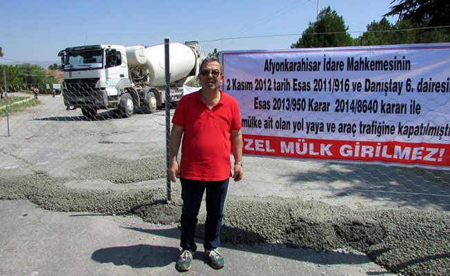 'Tapulu arazim' dedi, yolu trafiğe kapattı!
