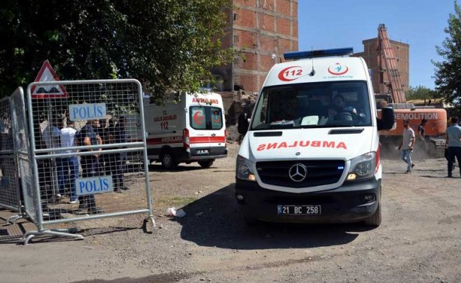 Sur'daki yıkım çalışmalarında 2 işçi göçük altında kaldı
