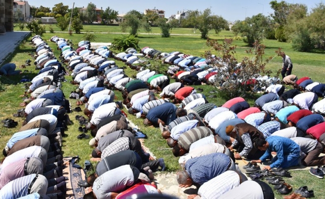 Yeni KHK yayınlandı… Onlar şükür namazı kılıyor