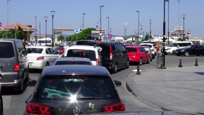Çanakkale feribot iskelesinde bayram yoğunluğu