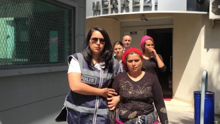 Kadınlar mazgal demirlerini çalarken yakalandı