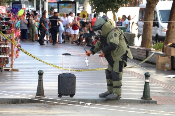 Antalya'da şüpheli bavul paniği!