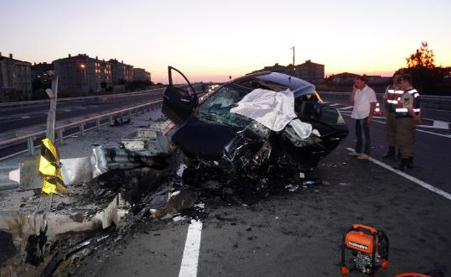 Bariyere çarpan otomobildeki anne ve kızı öldü