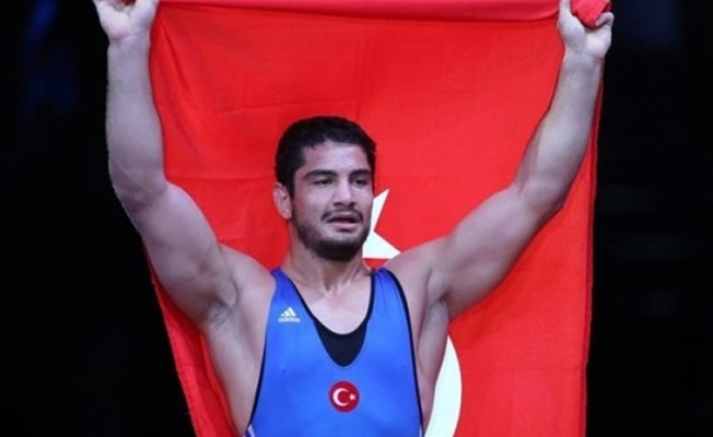 Milli güreşçi Taha Akgül, gümüş madalya kazandı