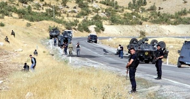 Hakkari zırhlı polis aracı takla attı: 7 polis yaralı