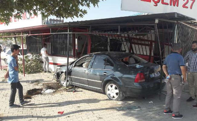 Otomobil kafeye girdi: Ölü ve yaralılar var!