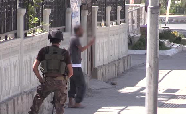 Polisten kaçan genç, başına silah dayayıp intihara kalkıştı