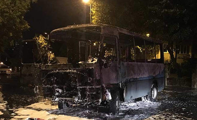Beşiktaş’ta seyir halindeki minibüs alev alev yandı!