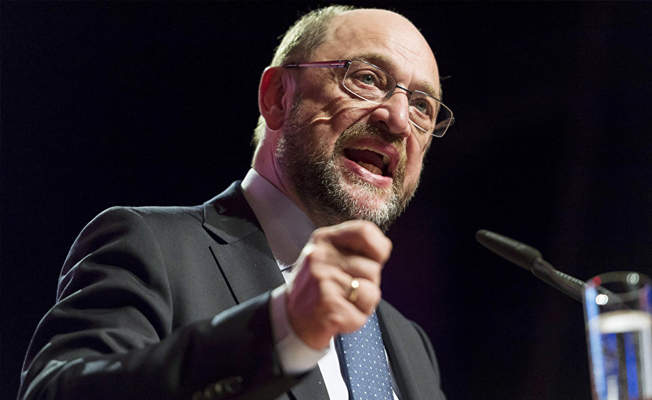 Schulz'dan Merkel'e: Erdoğan’ın bizi parmağında oynatmasını daha ne kadar izleyeceksiniz?